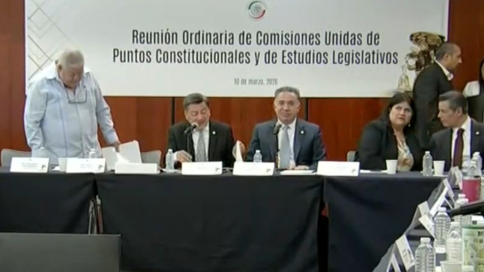 La reforma modifica el artículo 127 de la Constitución para limitar las pensiones de servidores públicos. | Senado