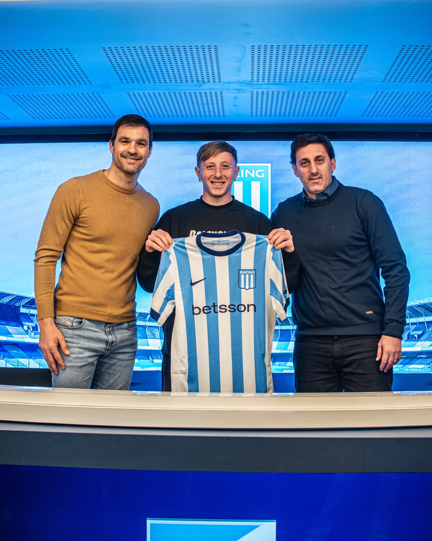 Racing presentó oficialmente a Juan Barinaga acompañado por el presidente Diego Milito (@RacingClub)