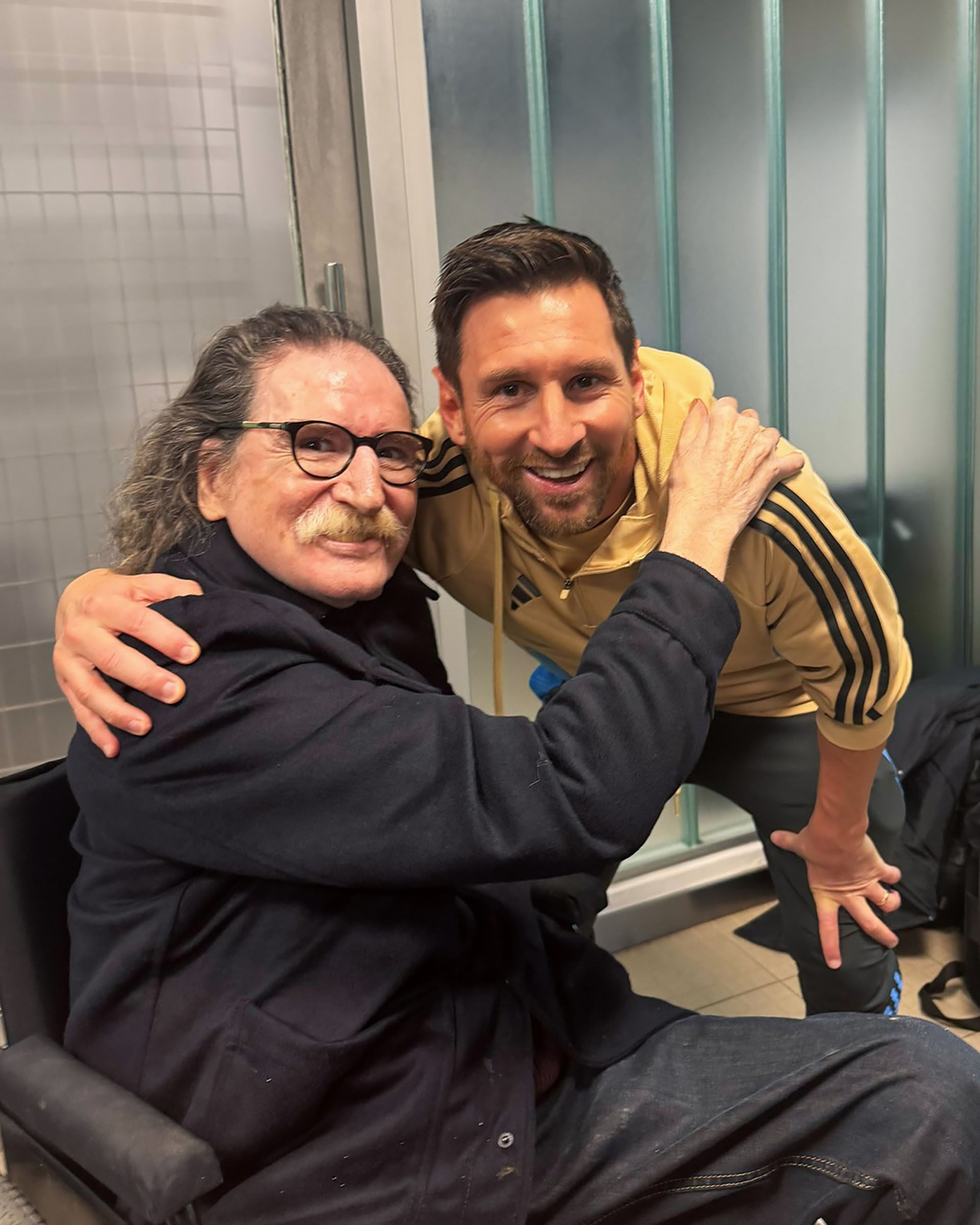 El primer encuentro entre ambos ocurrió en septiembre de 2025, cuando el músico ingresó al vestuario tras un triunfo por Eliminatorias Sudamericanas