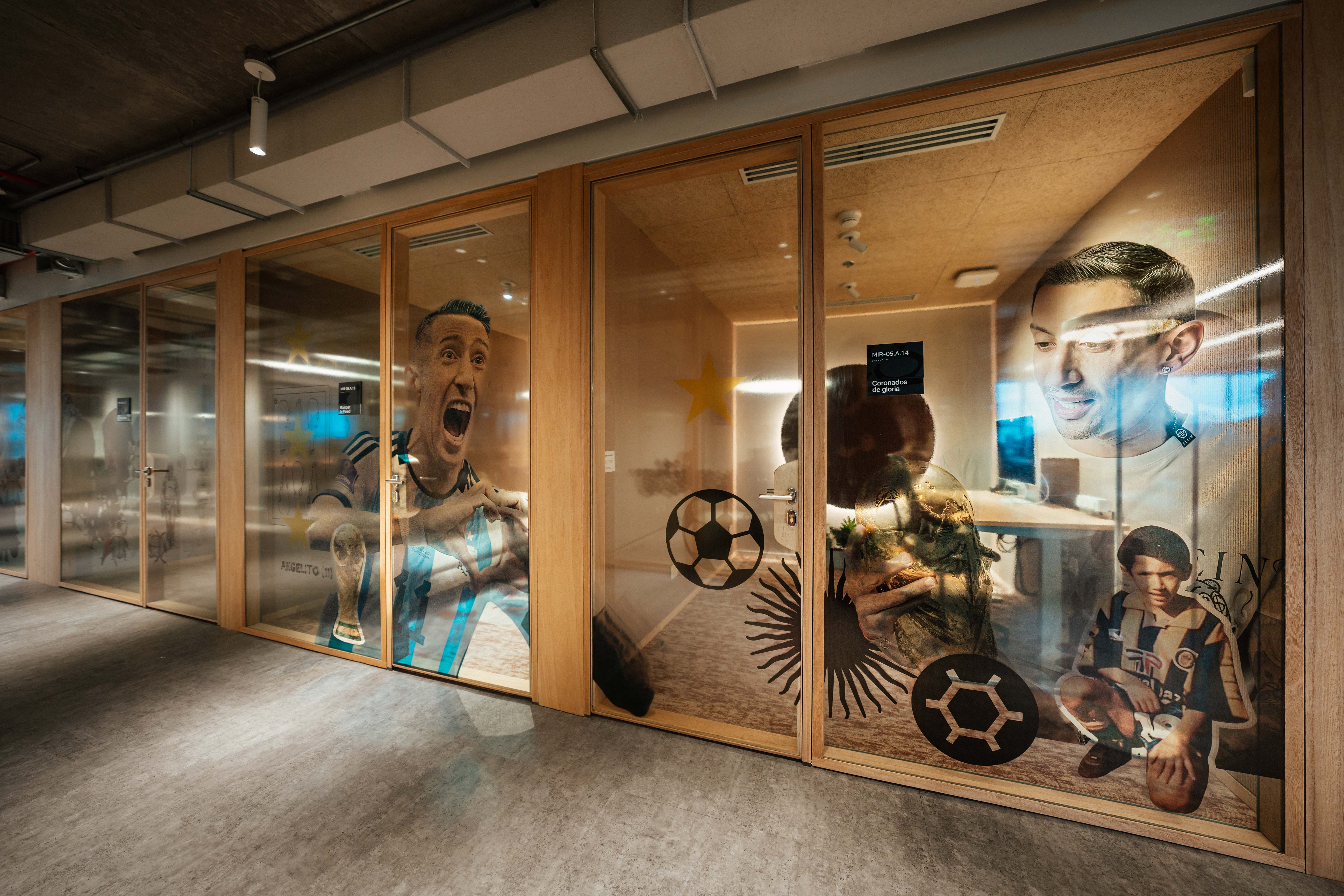 Un mural con la serie de Ángel di María.