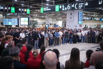 Decenas de personas durante un minuto de silencio por las víctimas del accidente de Urda, en la Estación de Sants. (David Zorrakino / Europa Press)