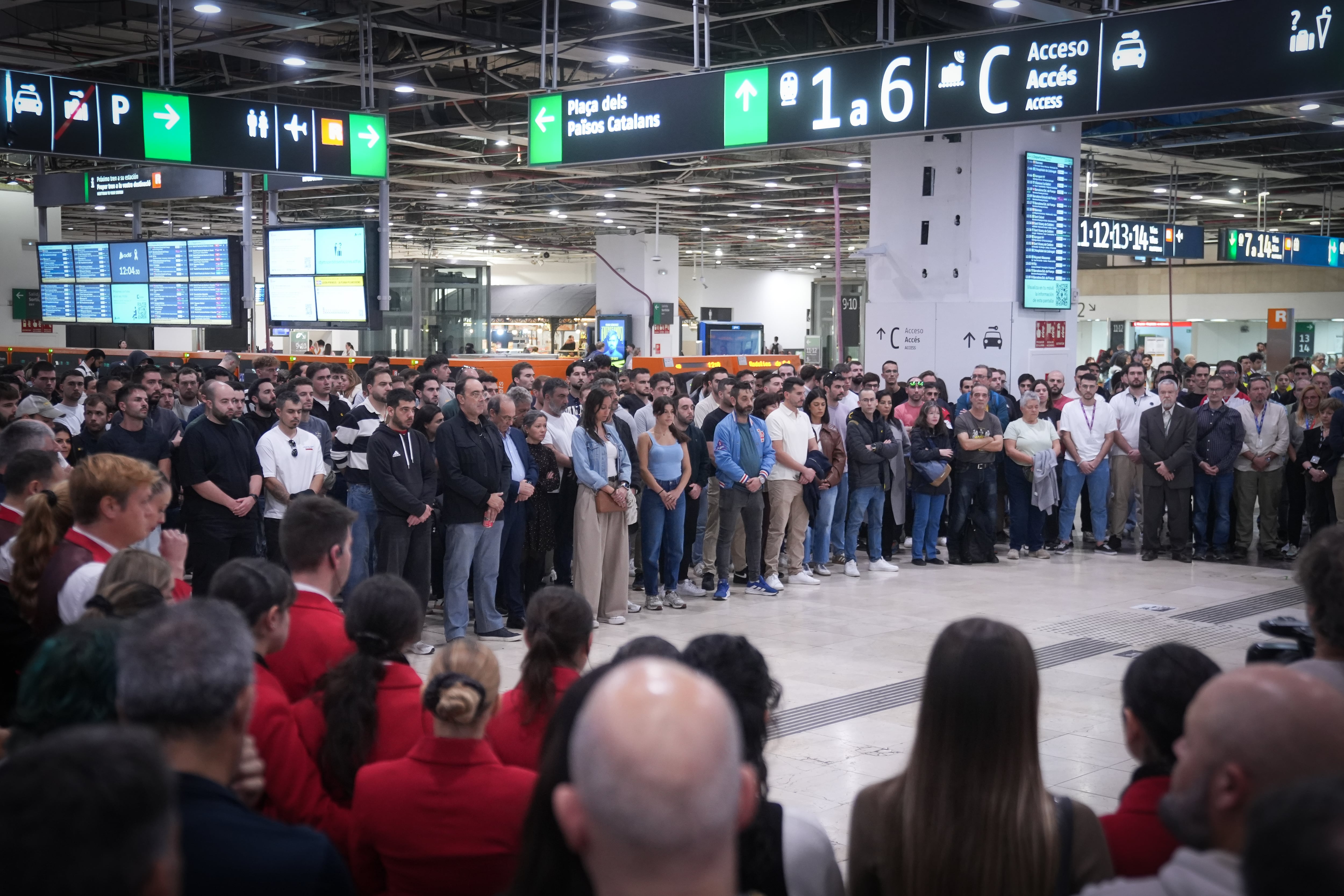 Decenas de personas durante un minuto de silencio por las víctimas del accidente de Urda, en la Estación de Sants, a 29 de octubre de 2026, en Barcelona, Catalunya (España). (David Zorrakino/Europa Press)