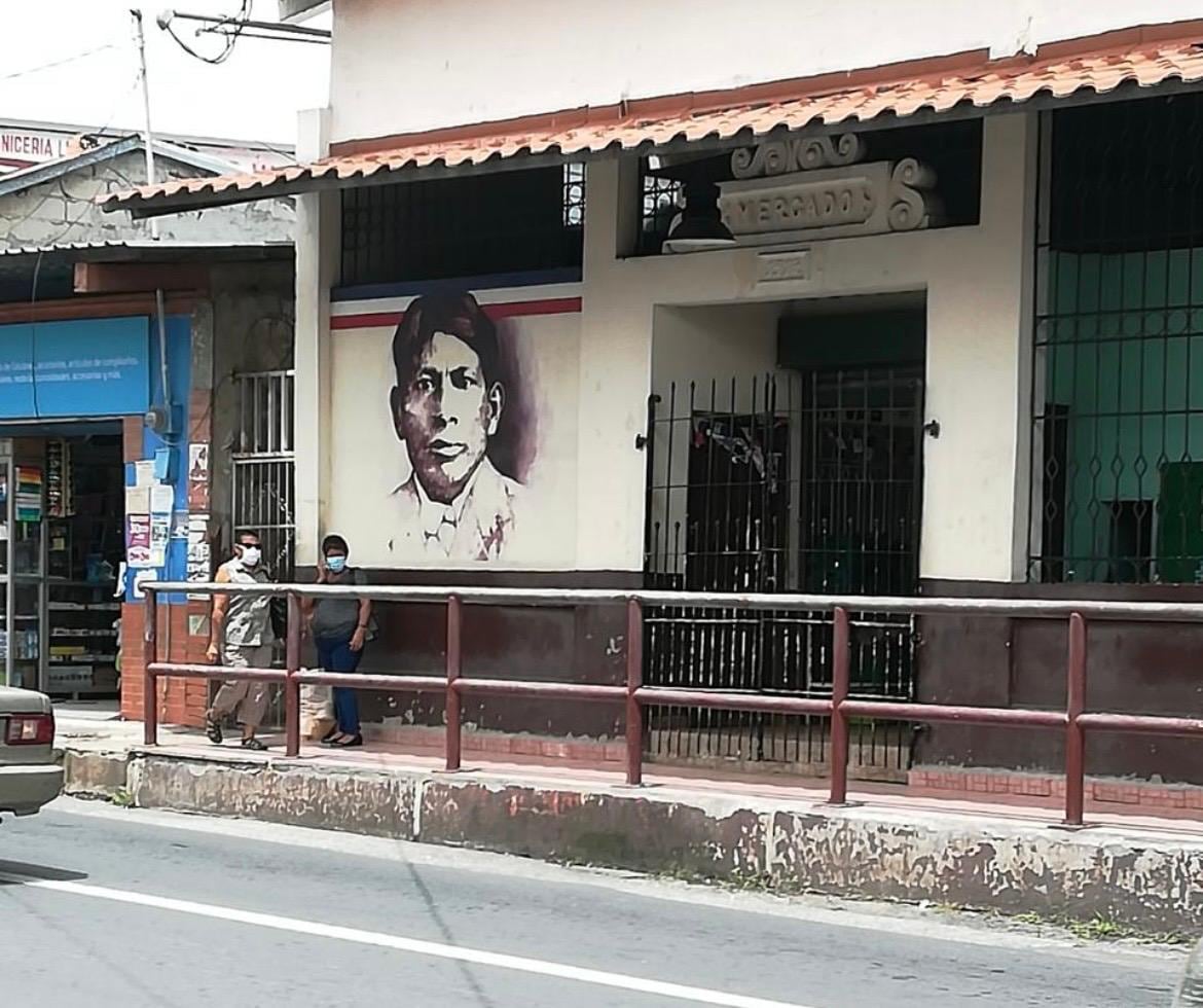 Mural con la imagen de Victoriano Lorenzo, en la fachada del mercado público de Penonomé, provincia de Coclé, Panamá. Foto/ Julio César Aizprúa