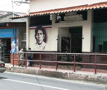 Mural con la imagen de Victoriano Lorenzo, en la fachada del mercado público de Penonomé, provincia de Coclé, Panamá. Foto/ Julio César Aizprúa