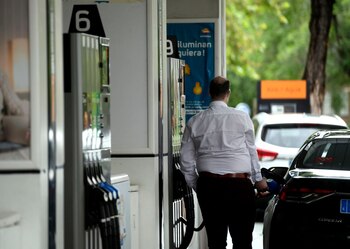 El precio de la gasolina en la capital del país cambia todos los días (Reuters)