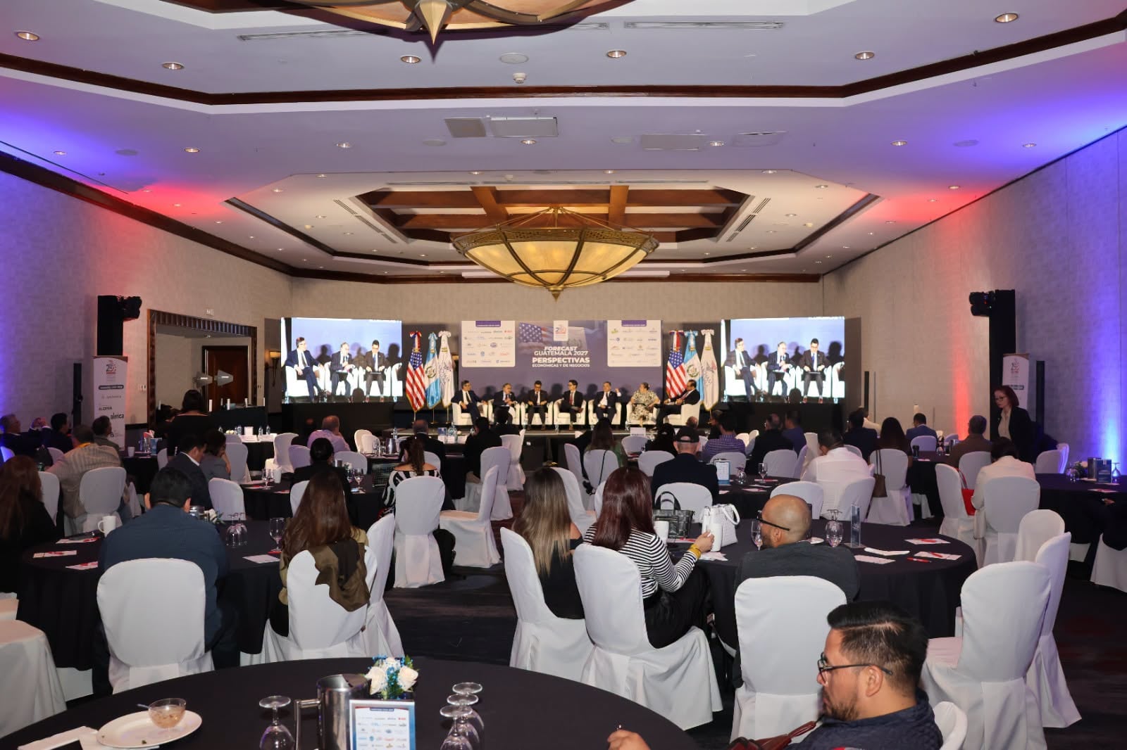 Un panel de expertos aborda las perspectivas económicas y de negocios de Guatemala en una convención empresarial. (AmchAm)