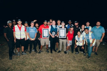 Los equipos de Sky Elements y Damoda America celebraron los dos récords Guinness obtenidos durante los espectáculos aéreos en Texas (Crédito: Guiness World Records - Sky Elements Drones)