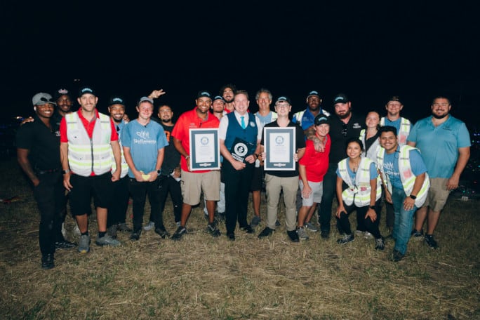 Los equipos de Sky Elements y Damoda America celebraron los dos récords Guinness obtenidos durante los espectáculos aéreos en Texas (Crédito: Guiness World Records - Sky Elements Drones)