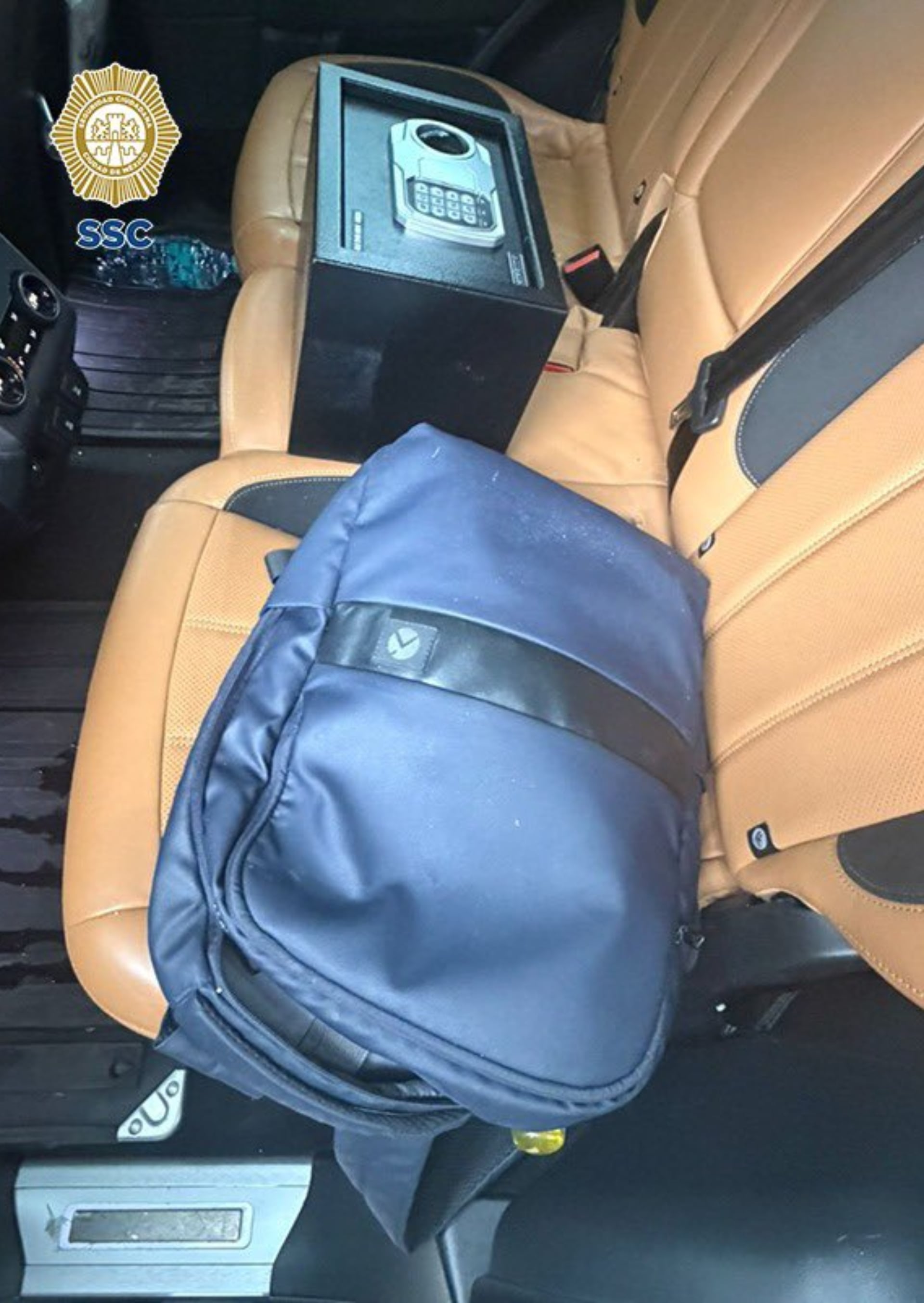 Indicios localizados al interior de la camioneta marca Range Rover. Crédito: SSC