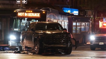 Un autobús choca contra vehículos y destruye el comedor al aire libre de un restaurante en Manhattan