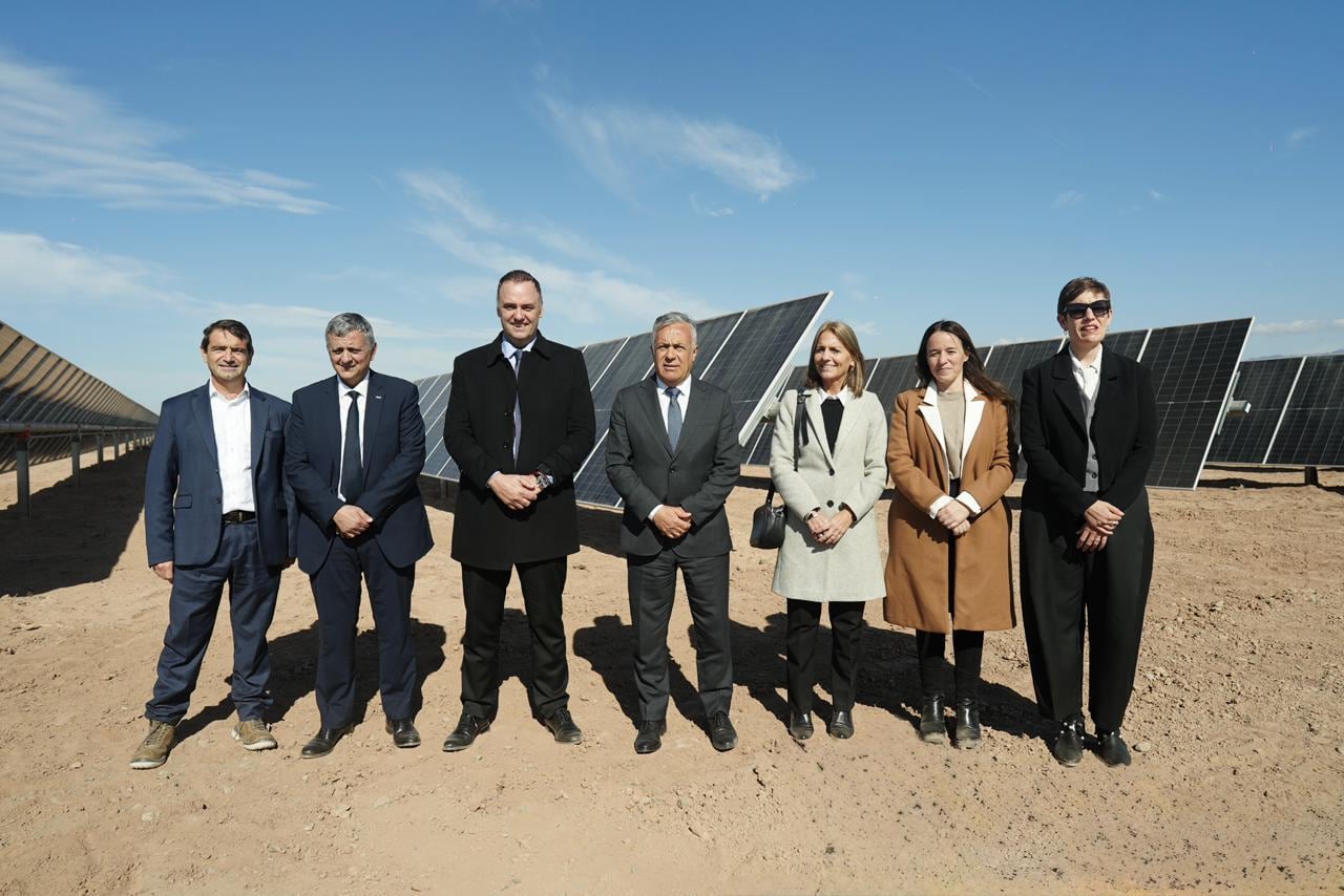 Manuel Adorni, Alfredo Cornejo, Horacio Marín y comitiva posan frente a los paneles solares