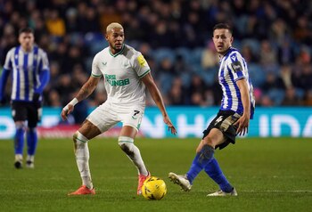 Joelinton del Newcastle y Will Vaulks del Sheffield Wednesday batallan por el balón en el encuentro de la tercera ronda de la Copa A el sábado 7 de enero del 2023. (Nick Potts/PA via AP)