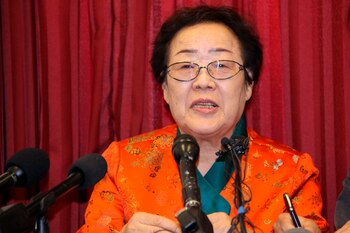 Lee Yong-Soo (c), una mujer