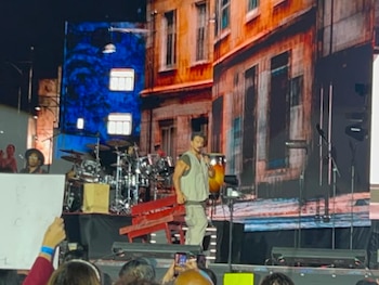 Ricardo Arjona volvió al Estadio Nacional de Costa Rica con un concierto que recorrió sus clásicos, sumó pedidos del público y cerró con “Mujeres”./ (CR Hoy)