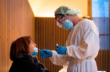 Personal sanitario realiza un test