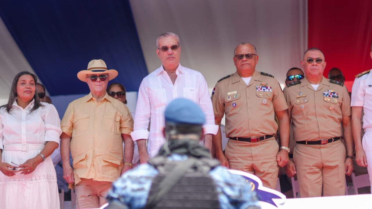 La conmemoración realizada en Azua reunió a representantes gubernamentales, miembros de las fuerzas del orden y estudiantes, quienes participaron en una jornada dedicada a resaltar la importancia del evento en la historia nacional dominicana (Foto cortesía Presidencia)