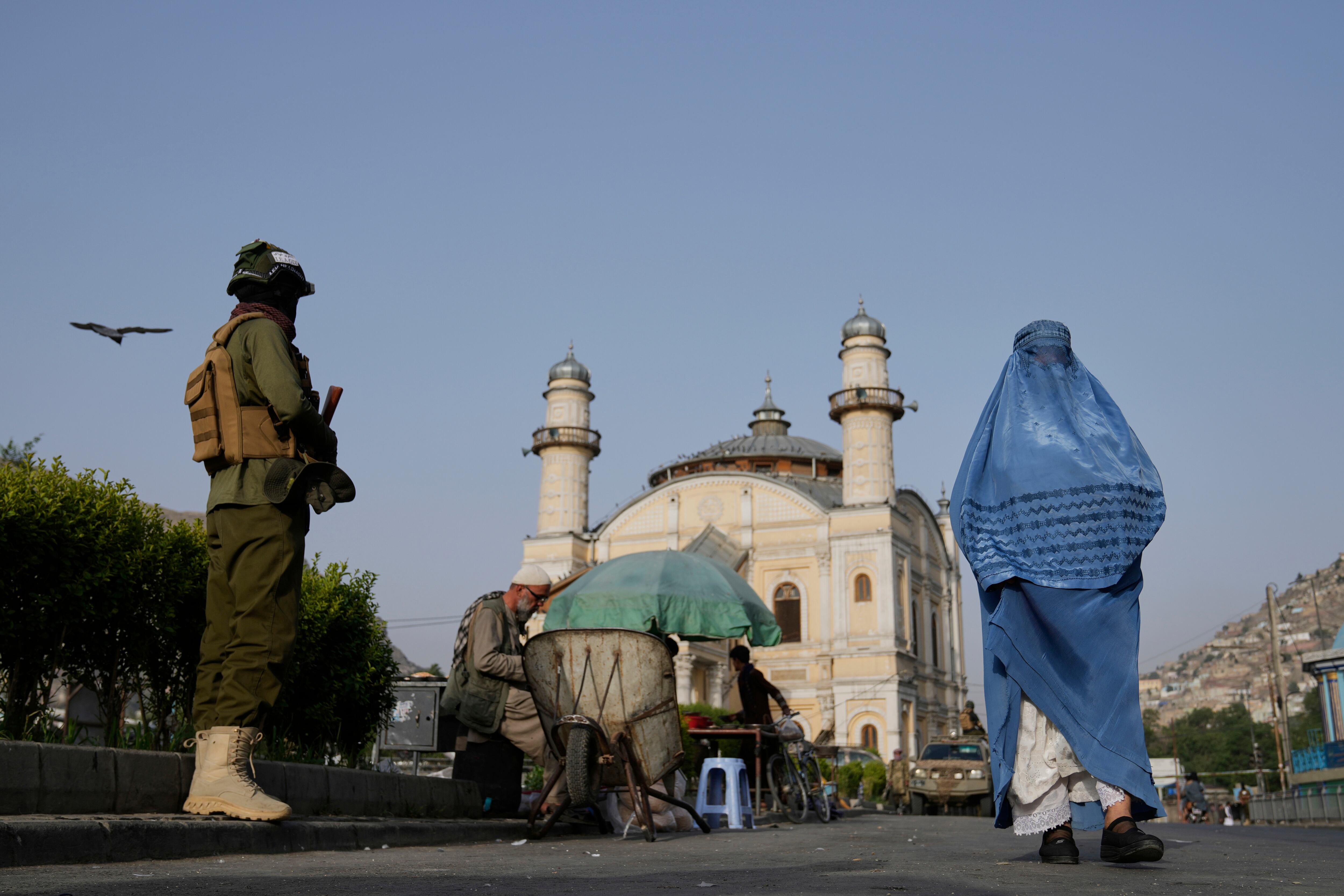 Un combatiente talibán hace guardia en las inmediaciones de la mezquita Shah-Do Shamshira mientras los fieles acuden al rezo del Eid al-Adha, en Kabul, Afganistán, el 7 de junio de 2025 (AP Foto/Ebrahim Noroozi)
