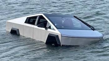 El conductor de una Cybertruck es arrestado tras ingresar su vehículo a un lago de Texas para probar la función “Modo Vadeo”