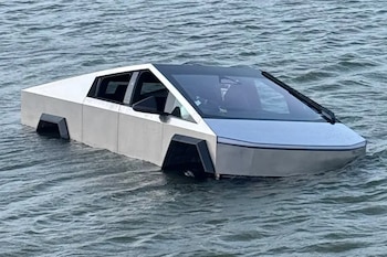 El conductor de una Cybertruck fue arrestado tras ingresar el vehículo al lago Grapevine de Texas para probar el 'Modo Vadeo'