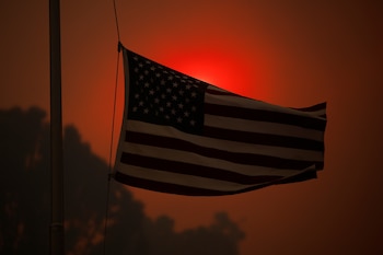 Una bandera estadounidense ondea a