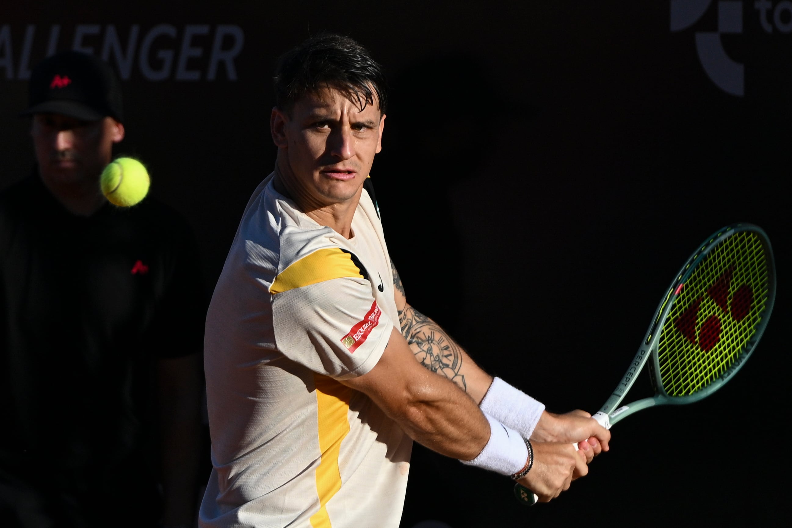 Camilo Ugo Carabelli, la vista fija en la pelota y el revés a punto de soltarse (Fuente: Rosario Challenger)