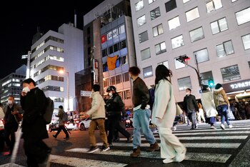 Los peatones miran el edificio