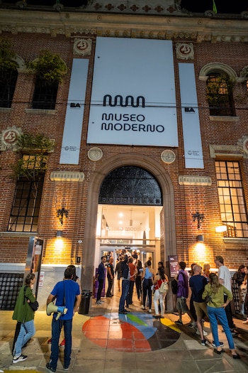 El ingreso al Museo Moderno,