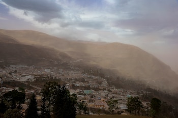 Vista de ceniza del volcán Sangay sobre la población de Alausí, en la provincia de Chimborazo (Ecuador). EFE/José Jácome/Archivo