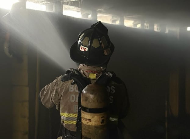 Trabajar en el Cuerpo de Bomberos en un empleo considerado como riesgoso - crédito Cuerpo de Bomberos de Bogotá