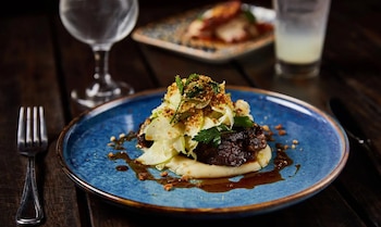 Con música, como indica su