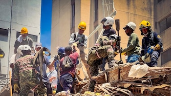 Entre escombros y miedo, el Ejército busca sobrevivientes, acompaña las familias y no abandona las zonas golpeadas por el terremoto