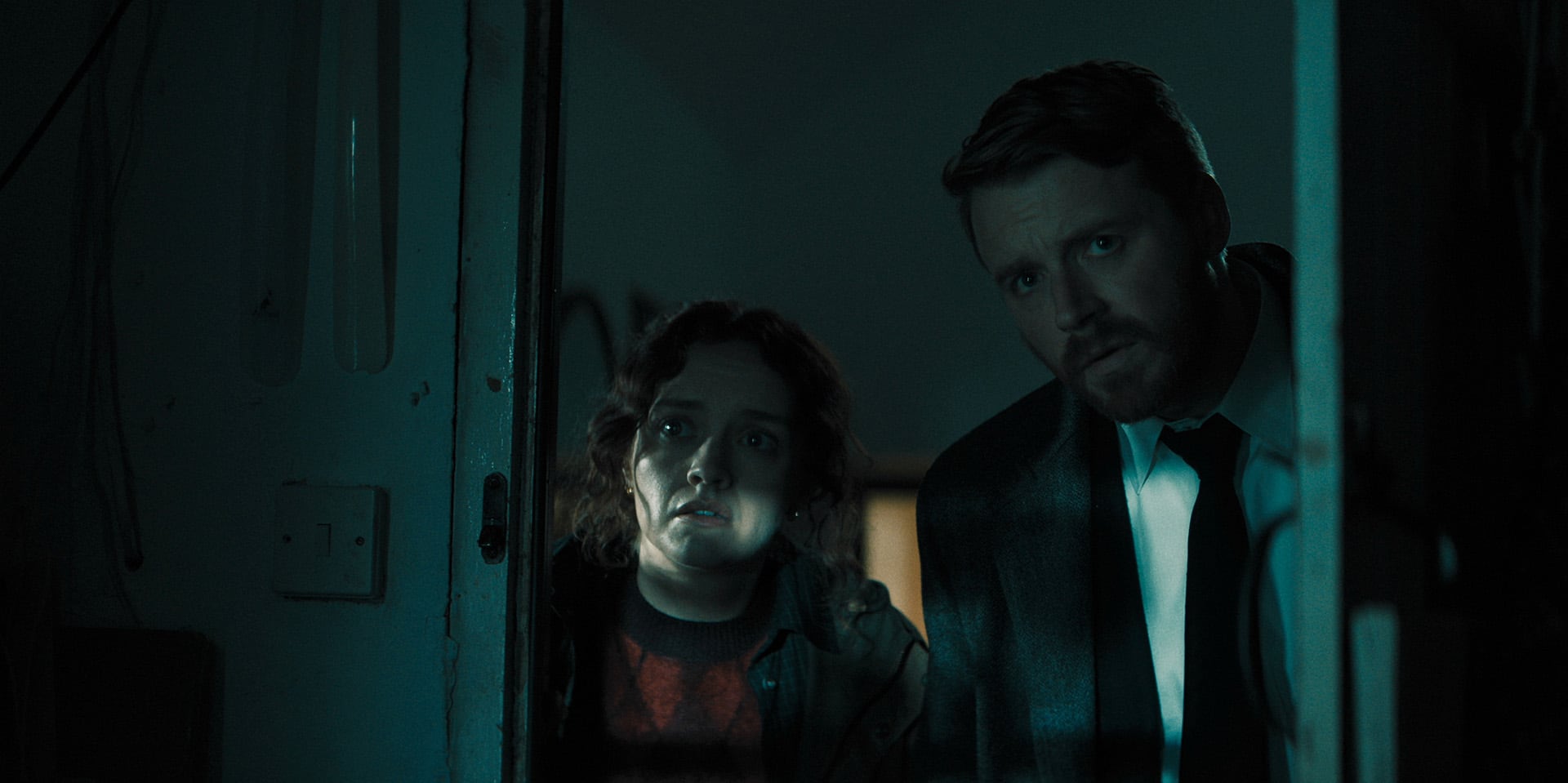 Los actores Jack Lowden y Olivia Cooke interpretan una escena de la sexta temporada de la serie de televisión Slow Horses. (Apple TV)