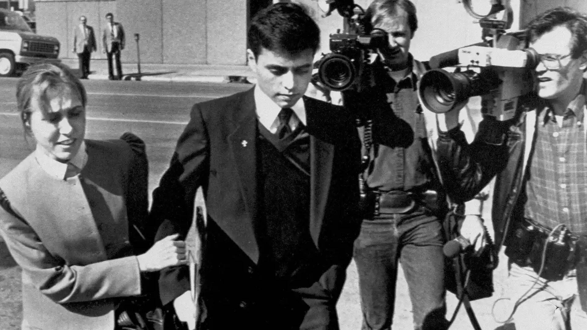 Richard Jahnke Jr. camina con Sharon Lee Tilley, a la izquierda, una trabajadora social especializada en abuso infantil, mientras salen del juzgado del condado de Laramie en Cheyenne, Wyoming, el 19 de febrero de 1983 (Foto AP/Ed Andrieski)