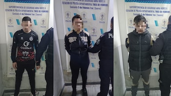 Tres personas con rostro pixelado son sujetadas por policías frente a un cartel de la Superintendencia de Seguridad AMBA Norte II