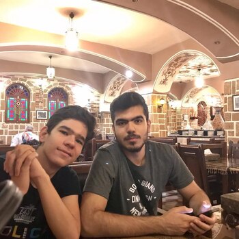 Danial Mostafavi, a la izquierda,