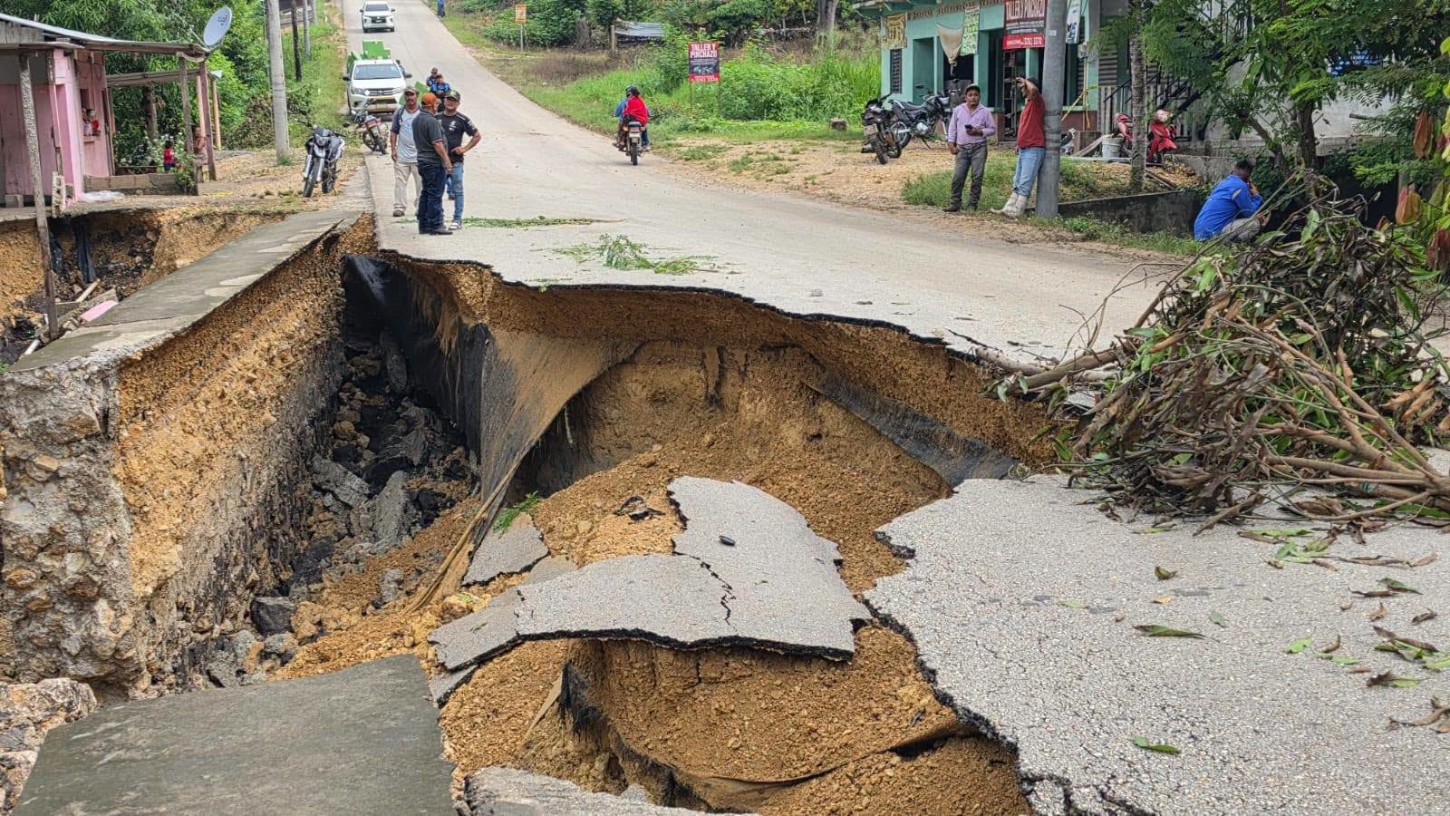 Las lluvias provocaron un hundimiento en la carretera entre Sayaxché y Cobán a la altura de la aldea El Paraíso. (Facebook Guayo Ayala, alcalde de Sayaxché)
