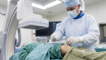 Nueva técnica mínimamente invasiva mejora la calidad de vida en pacientes con artrosis de rodilla