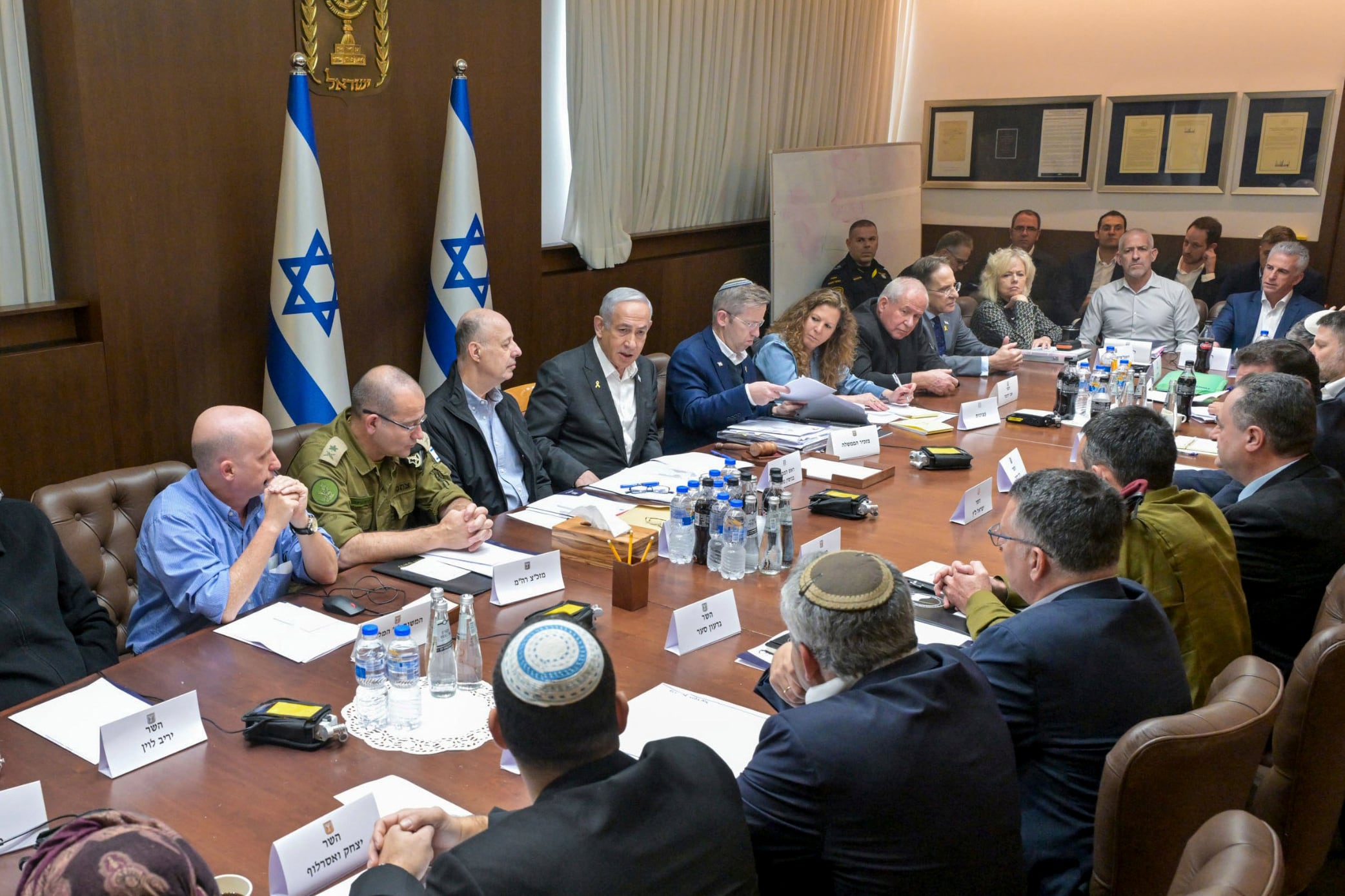 Benjamin Netanyahu (al centro), reunido con su gabinete de seguridad en Jerusalén (Koby Gideon/Oficina de Prensa del Gobierno Israelí vía AP)