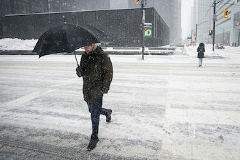La gente camina por una