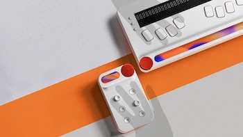 Desarrollan un sistema con IA que enseña braille con dos dispositivos y una guía de audio