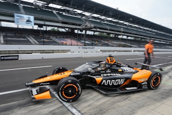 El mexicano Pato O'Ward sale de los pits en la Indy 500 (AP Foto/ Darron Cummings)