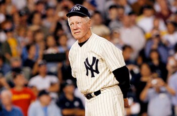 Fotografía tomada en septiembre de 2008 en la que se registró al exjugador de los Yanquis de Nueva York Whitey Ford, duranta el previo de un partido de la MLB, en Nueva York (NY, EE.UU.). EFE/Peter Foley/Archivo