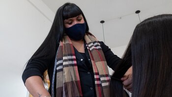 Agustina es peluquera, y en