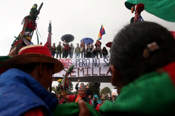 Las protestas siguieron este sábado en Bogotá. REUTERS/Luisa Gonzalez