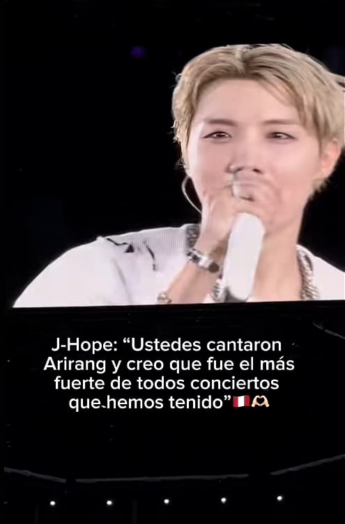 J-Hope de BTS sostiene un micrófono en un escenario mientras un texto en pantalla recuerda sus declaraciones dirigidas al público de Lima.