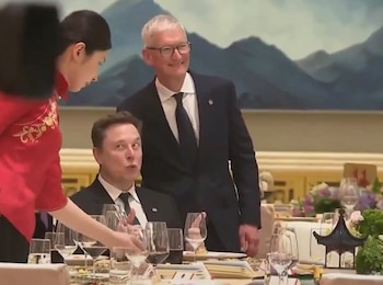 Elon Musk protagoniza un momento divertido al posar con Tim Cook y Lei Jun durante la visita diplomática de Donald Trump a China.