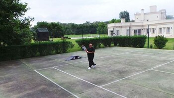 Jorge Castillo jugando el tenis