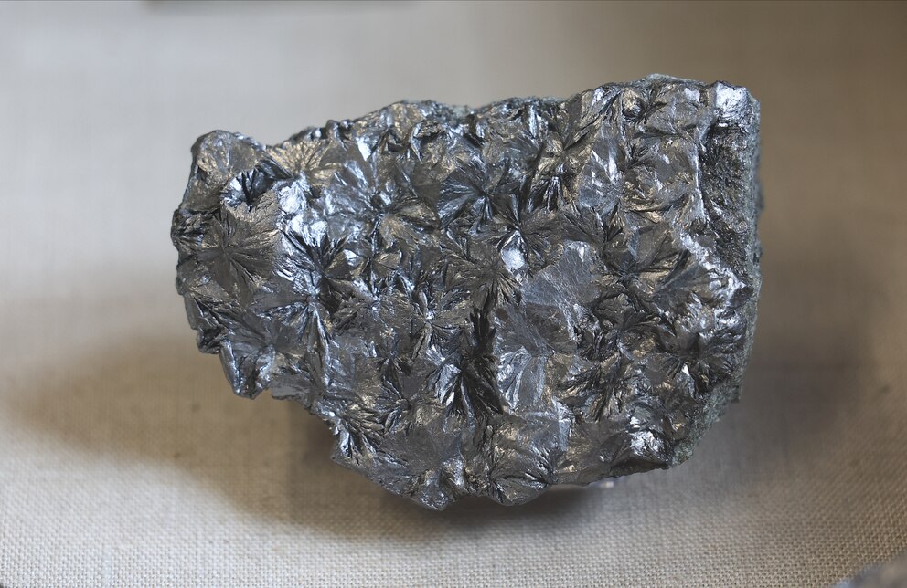 Estados Unidos aplicará un arancel del 93,5% al grafito chino: impacto global en baterías eléctricas