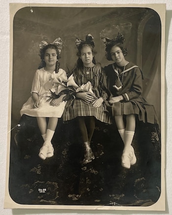 Frida de niña con su