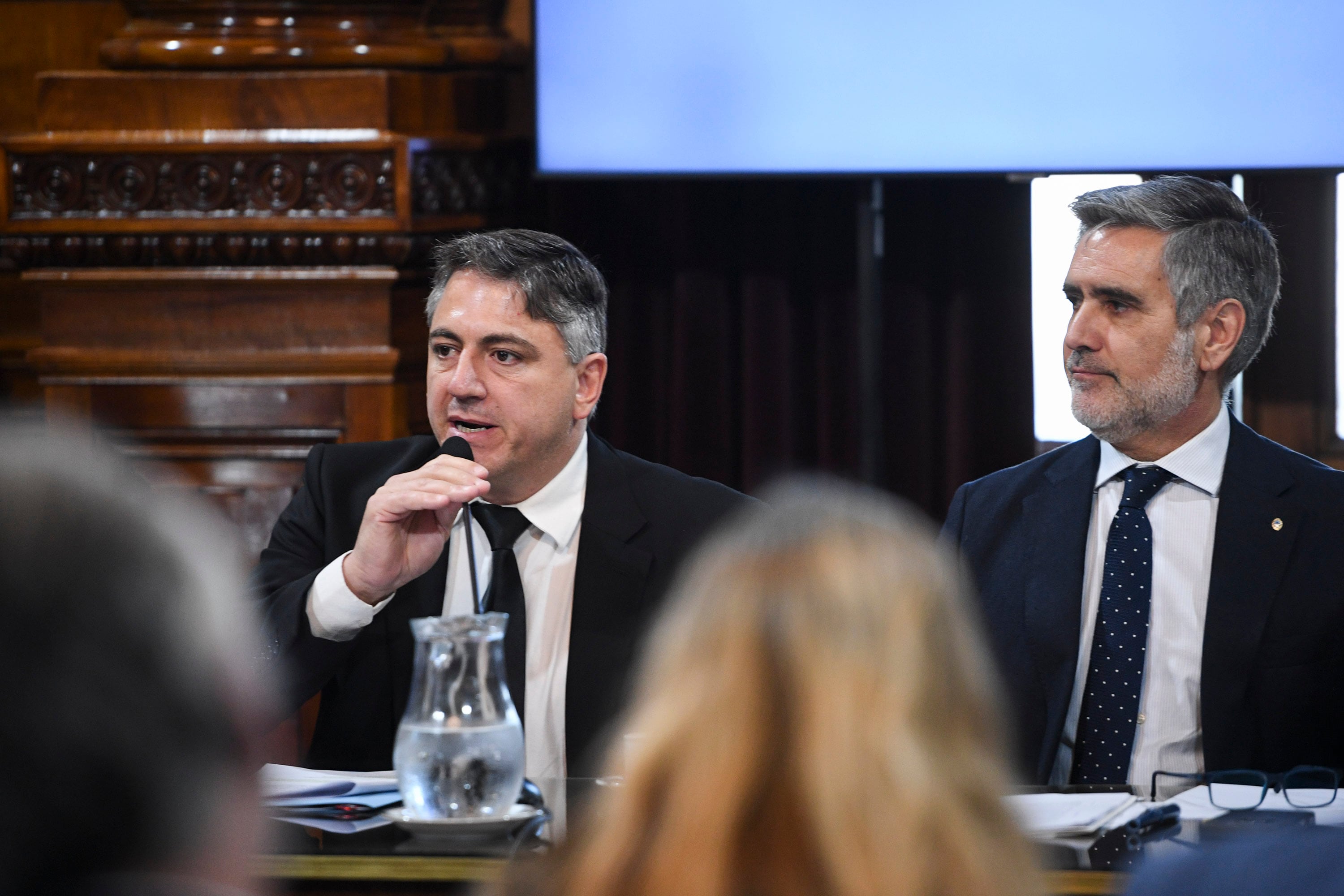 El libertario y titular de la comisión de Relaciones Exteriores de la Cámara alta, Francisco Paoltroni; junto al secretario de relaciones económicas internacionales de Cancillería, Fernando Brun, durante una reunión en febrero pasado (Prensa Senado)